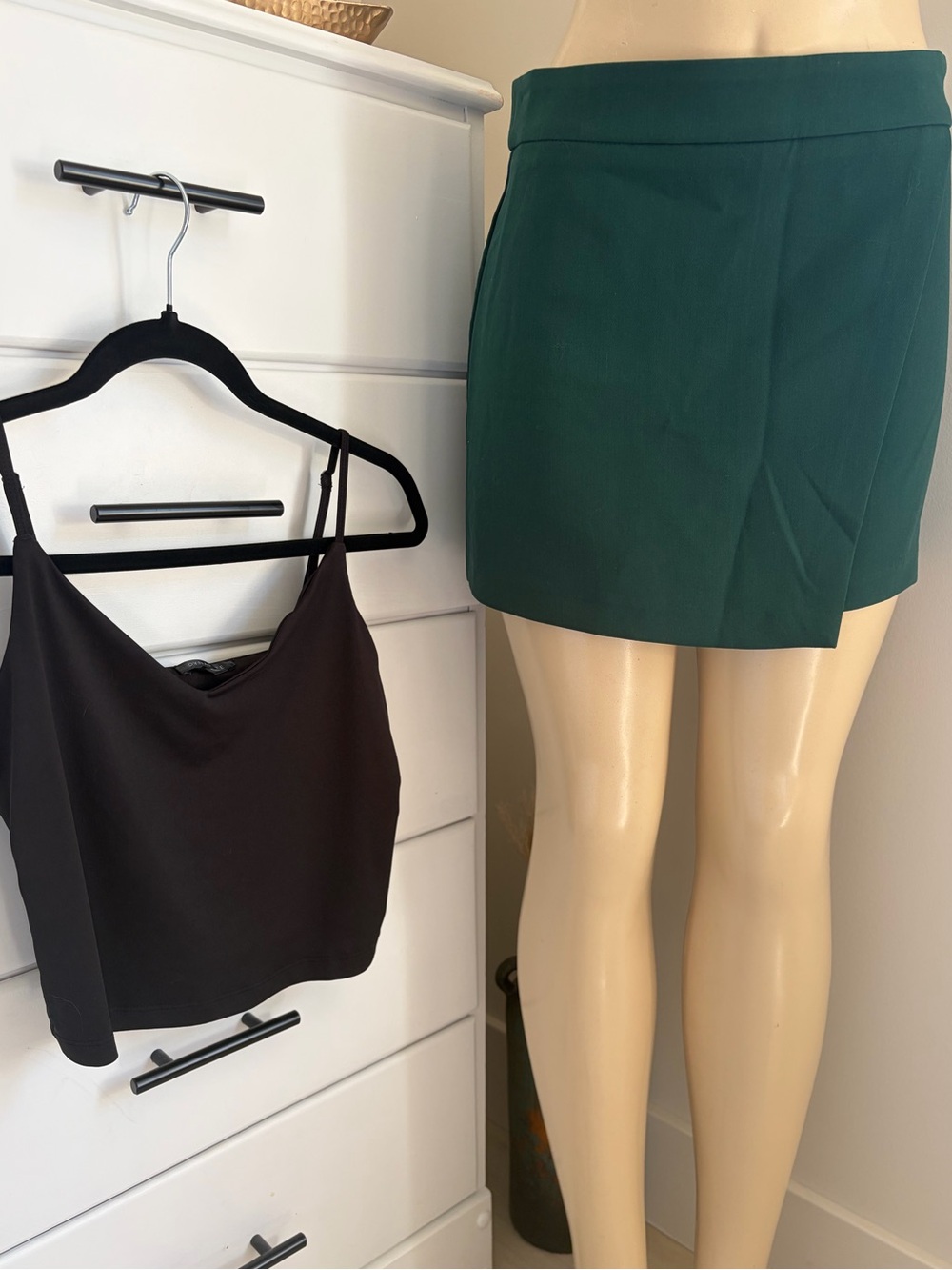 Dynamite Peyton size 6 NWT skirt - Jewel Green